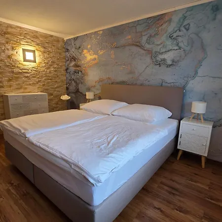 Feuriger Felix Mit Kamin Und Garten In Ruhiger Waldrandlage