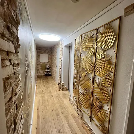 Feuriger Felix Mit Kamin Und Garten In Ruhiger Waldrandlage