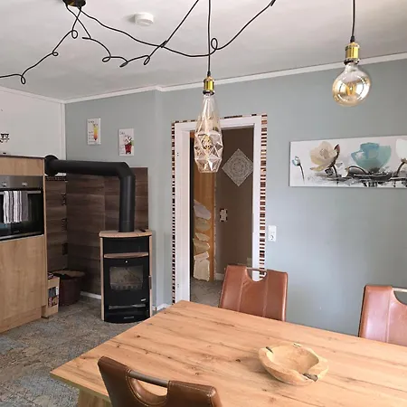 Feuriger Felix Mit Kamin Und Garten In Ruhiger Waldrandlage