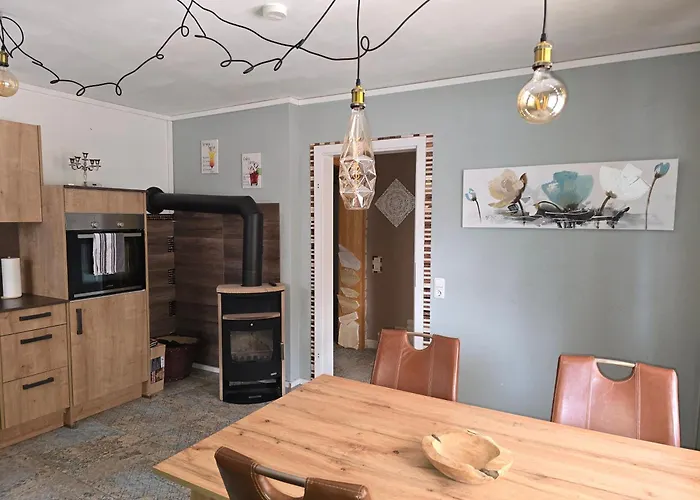 Feuriger Felix Mit Kamin Und Garten In Ruhiger Waldrandlage